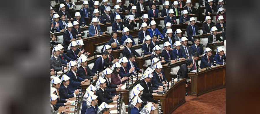Parlamenti japonez mbrohet me kapela kundër tërmeteve