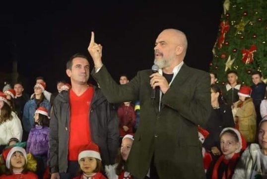 Del video! Rama i nxjerr gishtin e mesit të rinjve që protestuan ...