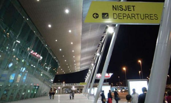Bëni kujdes nëse keni rezervuar udhëtim me avion për në Itali më ...