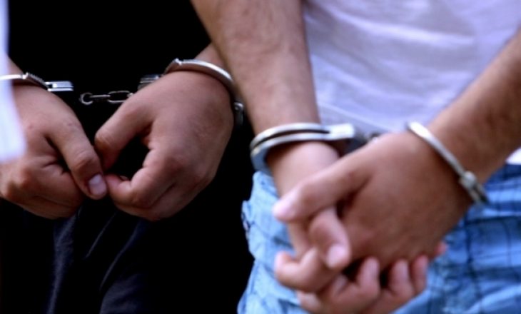 Sulmuan fizikisht një person pas një mosmarrëveshje në trafik  arrestohen të dyshuarit