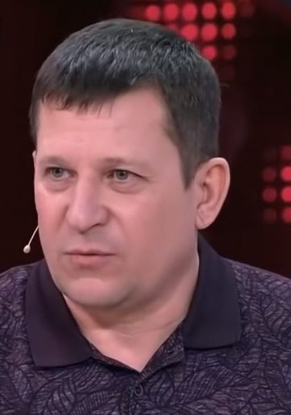 Burri e dëgjoi gruan duke bërë seks me djalin e tij në shtëpi, rrëfen ...