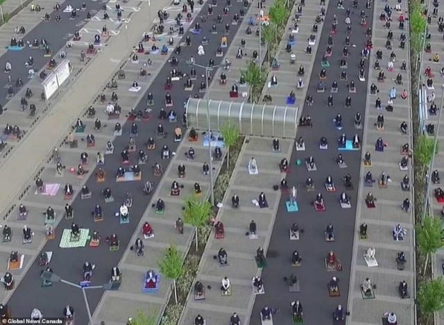 Qindra Myslimane Falin Ne Parkingun E Ikea S Gazeta Express