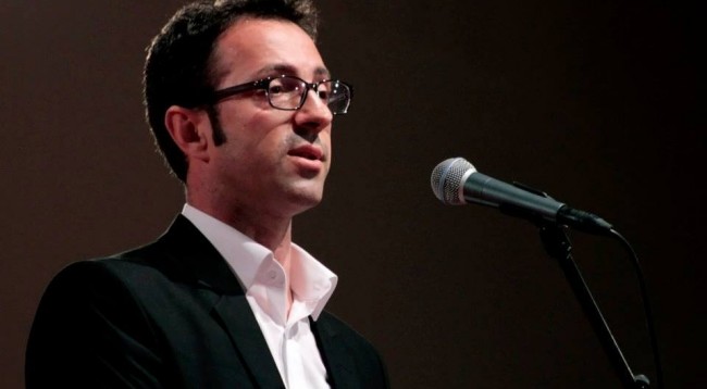 Alban Krasniqi del në Facebook pas dëshmisë së James Rubin  mundohet ta sulmojë Hashim Thaçin
