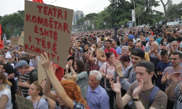 Mbyllet protesta në mbrojtje të Teatrit Kombëtar, të mërkurën ...