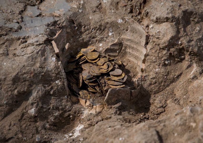 イスラエルの24代の若者が1,100年前のXNUMX金貨の宝庫を発見