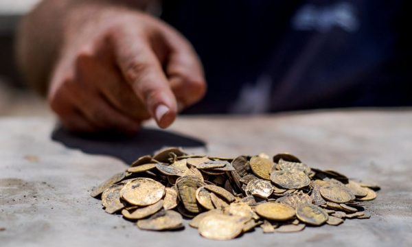 イスラエルの24代の若者が1,100年前のXNUMX金貨の宝庫を発見