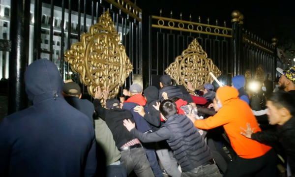 Opozita në Kirgistan e merr pushtetin me dhunë pasi futet në ndërtesat  qeveritare - Gazeta Express