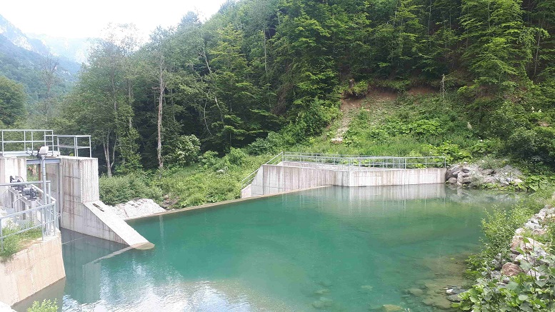 Ein Bild, das draußen, Wasser, Fluss, Gebäude enthält. Automatisch generierte Beschreibung