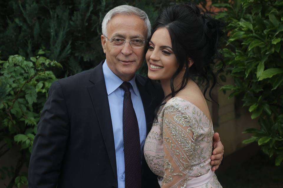 Vajza e Jakup Krasniqit: Babi është në katin e parë të shtëpisë, po  intervistohet prej orës 6 e 30 - Gazeta Express