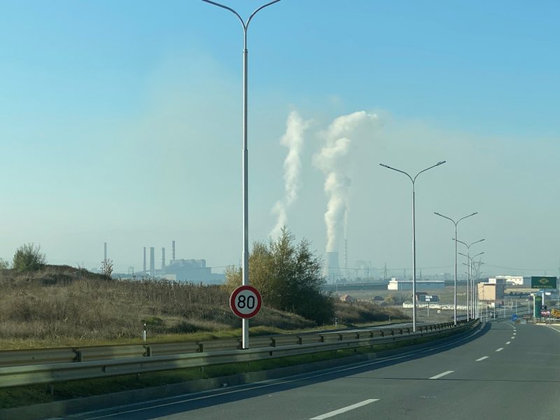 Ein Bild, das draußen, Gras, Straße, Schild enthält. Automatisch generierte Beschreibung