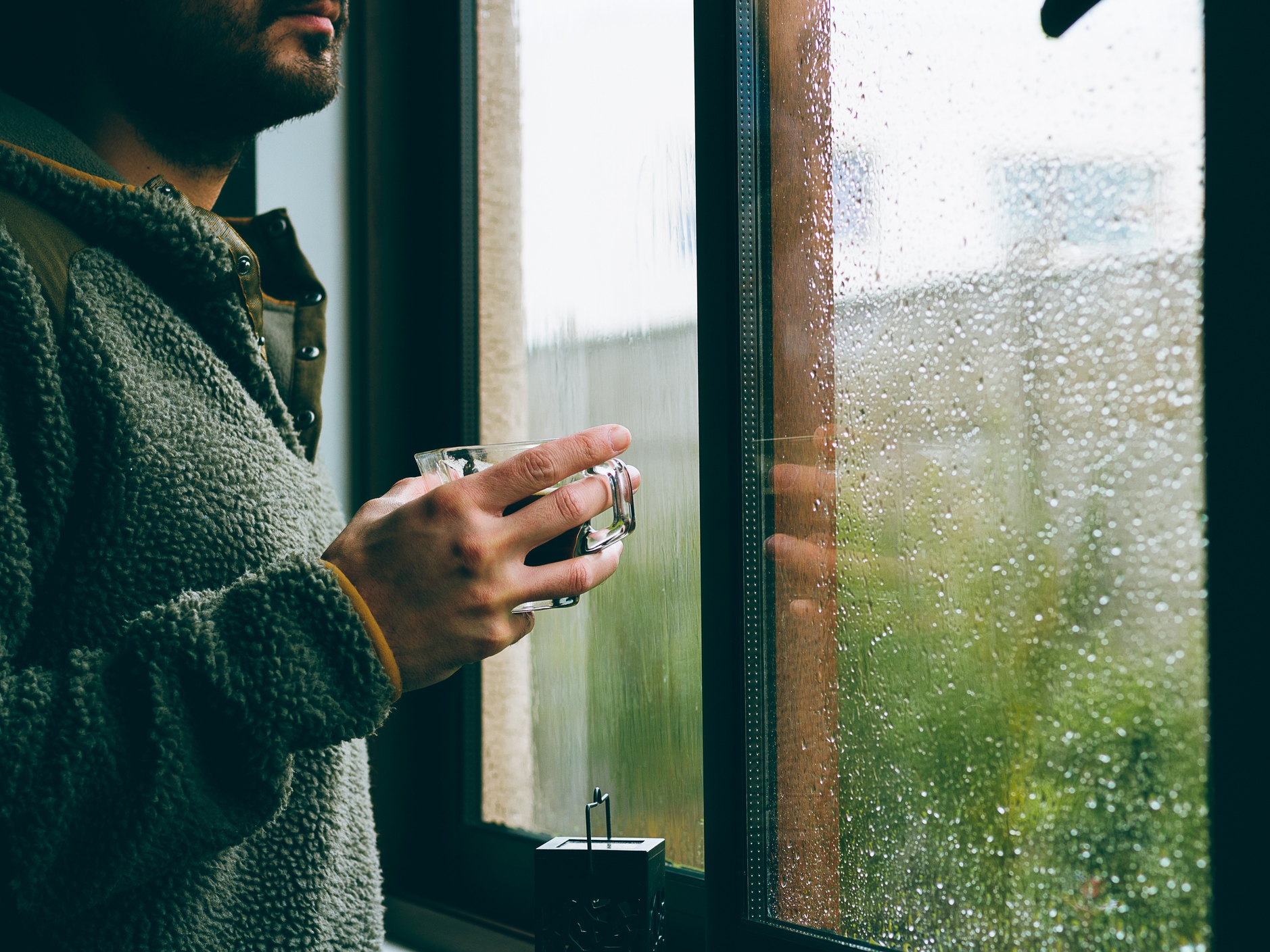 Ilgiz за окном дождь. Мужчина у дождливого окна. Мужчина у окна. Дождь в окне. Дождь за окном.