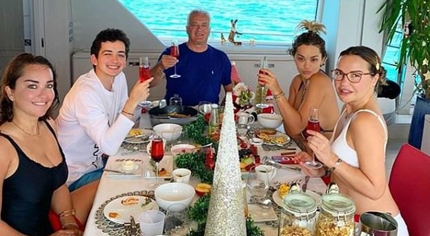 Rita Ora me motrën dhe vëllain në Rugovë