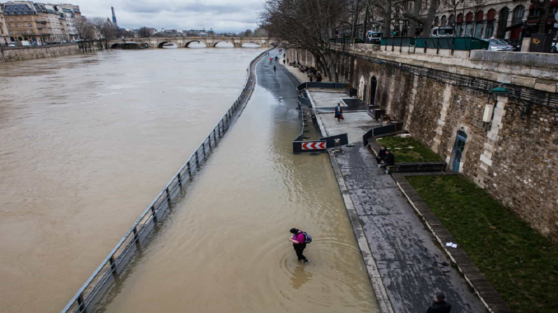 Përmbytje në Francë, rrugët e Parisit zhyten nën ujë - Gazeta Express