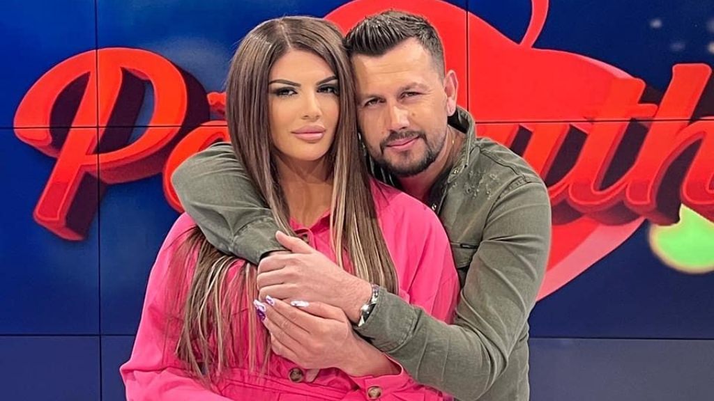 Mevlani publikon foto me Ledjanën jashtë Për'puthen, ajo i reagon - Gazeta Express