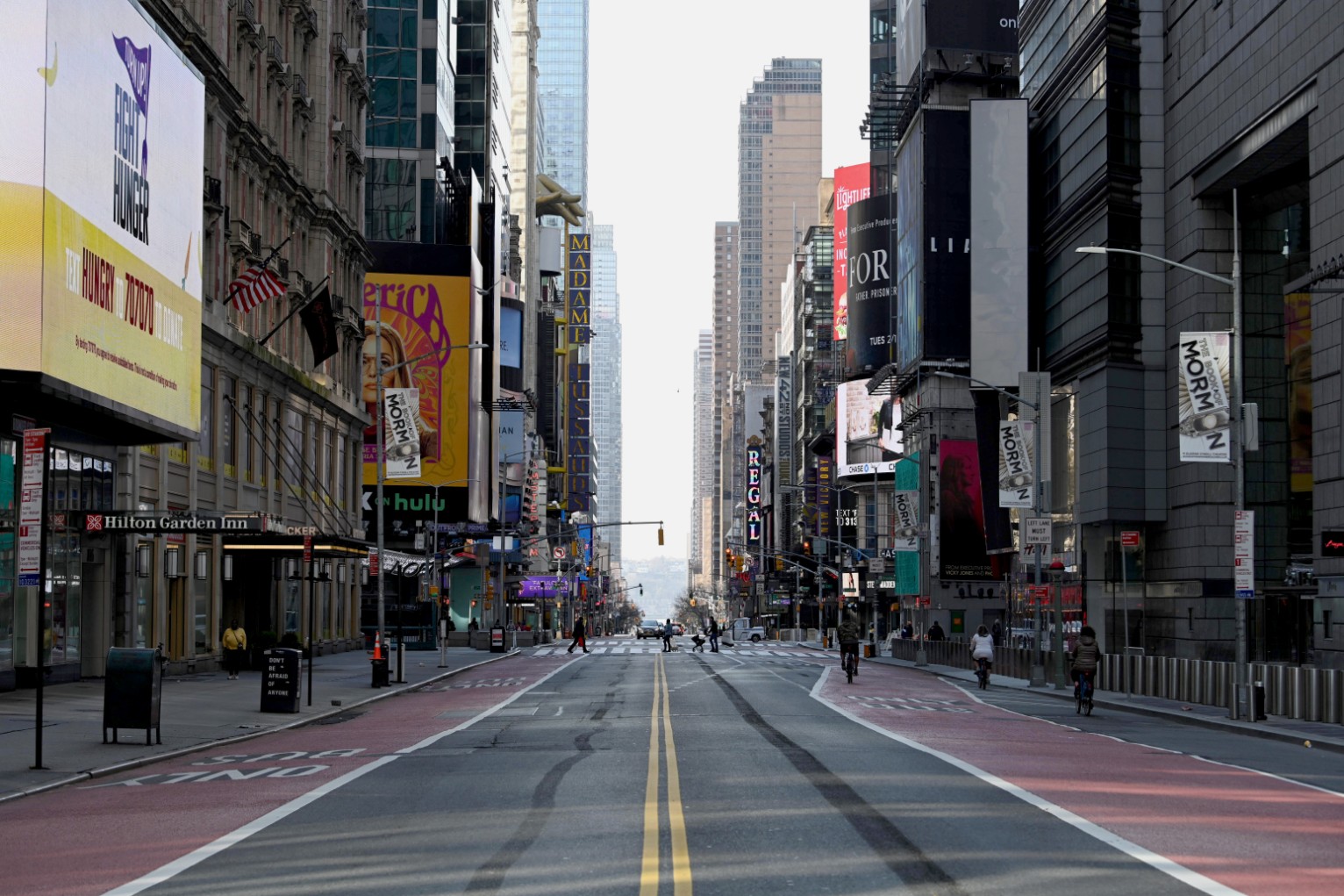 Cities are closing. Тайм сквер в Нью-Йорке фото. Нью-Йорк улица Таймс сквер тротуар. Таймс сквер пустой. Таймс сквер Пандемия 2020.