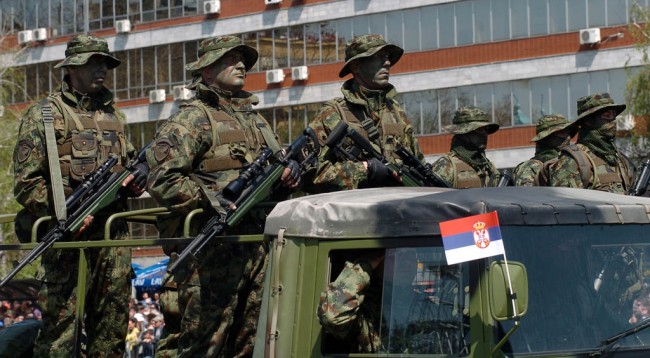Kushtet e këqija, afro 10 mijë persona lëshojnë ushtrinë serbe - Gazeta Express