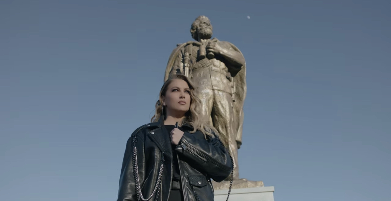 Leonora Jakupi publikon këngën “Liria ka emër” Gazeta Express