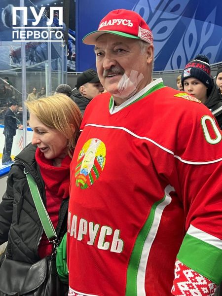 Kështu dukej Lukashenko pas meçit amator të hokejit