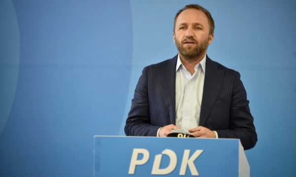 Abelard Tahiri mban konferencë për media pas tensioneve në Kuvend - Gazeta Express
