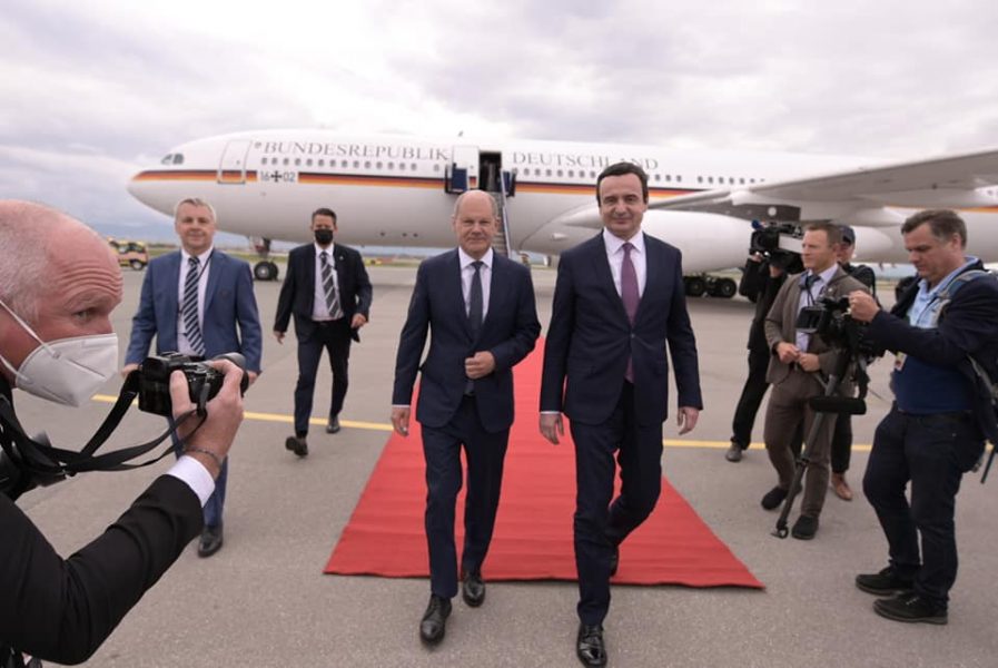 FOTO/ Kancelari Olaf Scholz arrin në Prishtinë, pritet në aeroport nga Albin Kurti