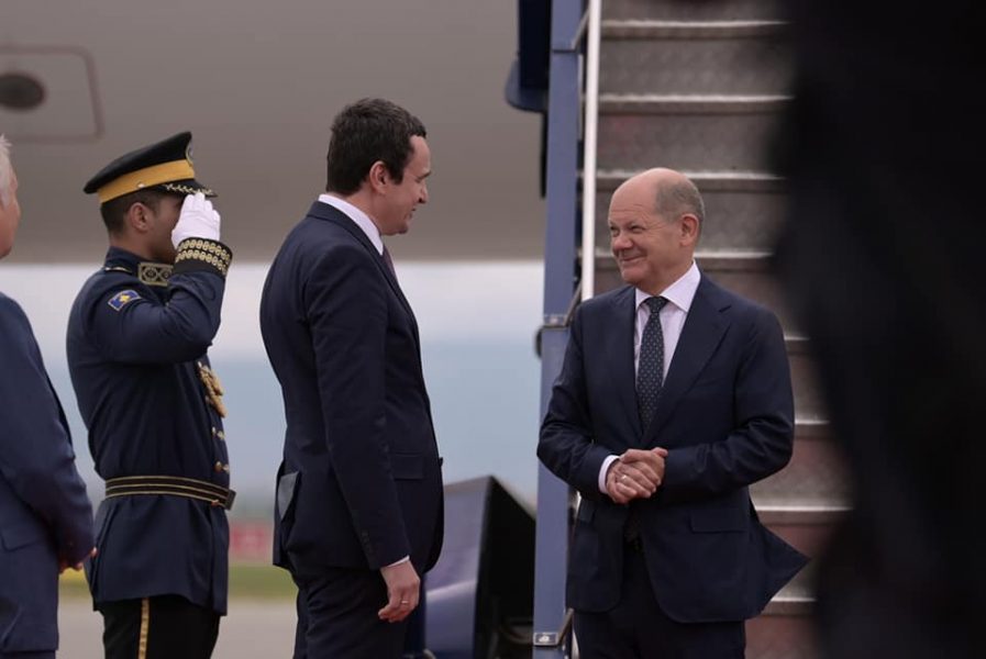 FOTO/ Kancelari Olaf Scholz arrin në Prishtinë, pritet në aeroport nga Albin Kurti