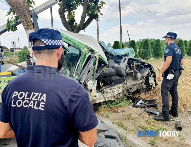 FOTO/ E rëndë në Itali, shqiptari përplaset me pemën, dërgohet në spital me helikopter