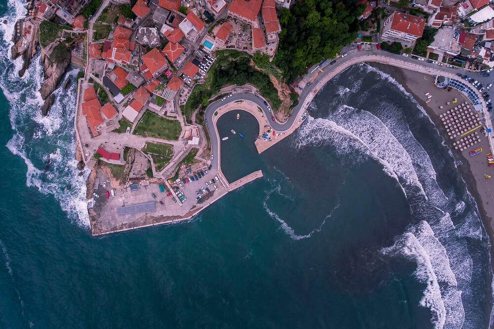 Kosovari e plagos me thikë një polic në Ulqin Gazeta Express