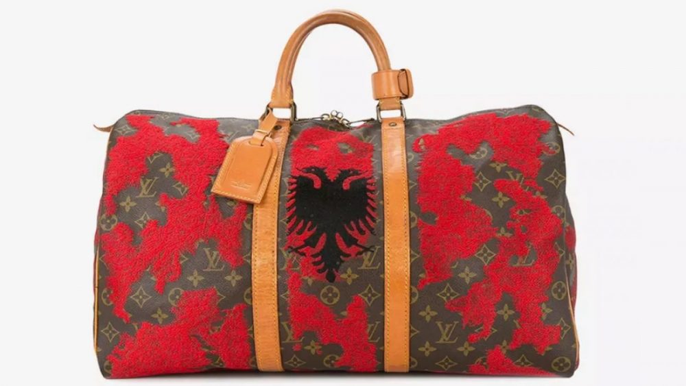 Çanta e re ekskluzive nga 'Louis Vuitton' me flamurin shqiptar