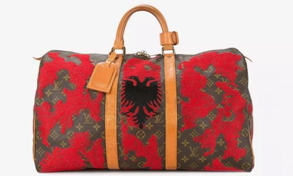 Çanta e re ekskluzive nga 'Louis Vuitton' me flamurin shqiptar, çmimi  marramendës (Foto) –