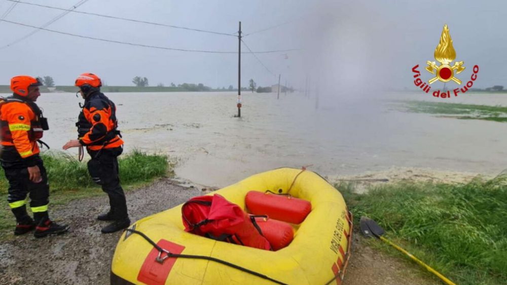 イタリアで洪水、河川が道路に氾濫、一部地域で学校が休校に