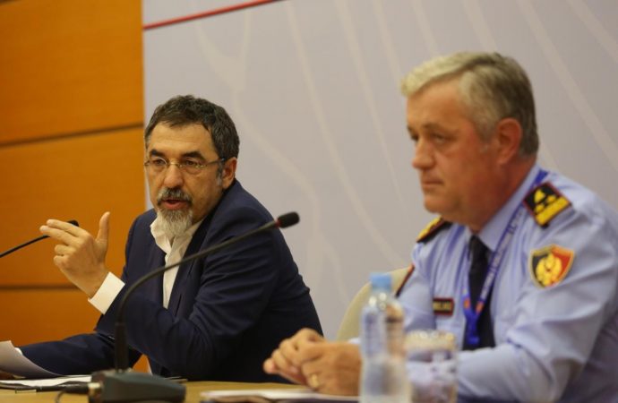 Përplasjet në kampin iranian në Shqipëri, policia shqiptare bën ...