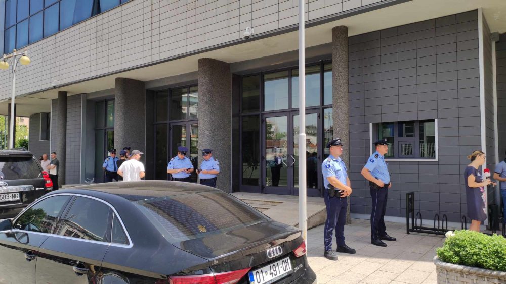 Shtohet prania e policisë para Kuvendit të Kosovës Gazeta Express