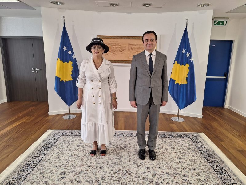 Nënkryetarja e Zveçanit: U shkarkova pasi PDK pa fotot e mia me Kurtin - Gazeta Express