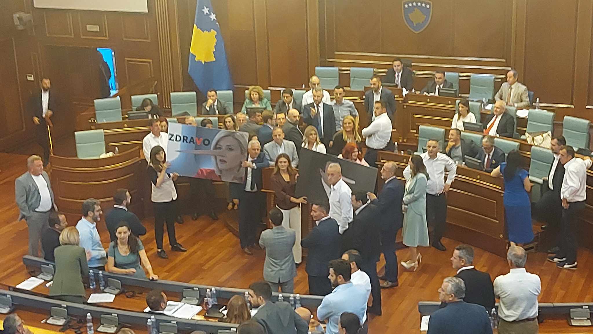 Kështu u zhvillua dje ngjarja në kuvendin e Kosovës Gazeta Express