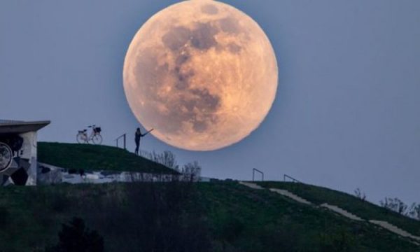 スーパームーン 珍しいスーパー・ブルー・ムーンが南カリフォルニアの空に（8/19