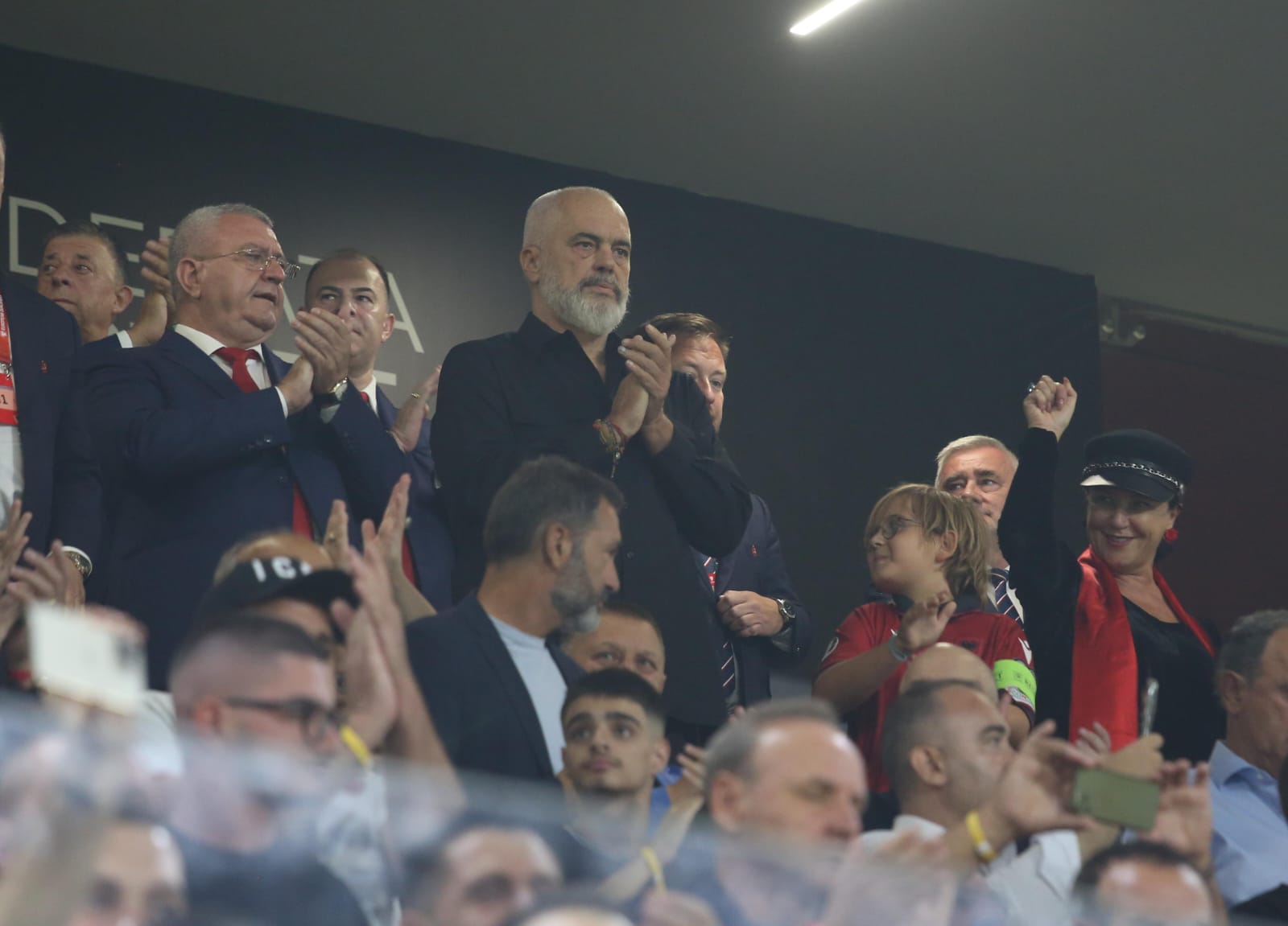 FOTO/ Edi Rama e ndoqi ndeshjen Shqipëri-Poloni në stadiumin ‘Air