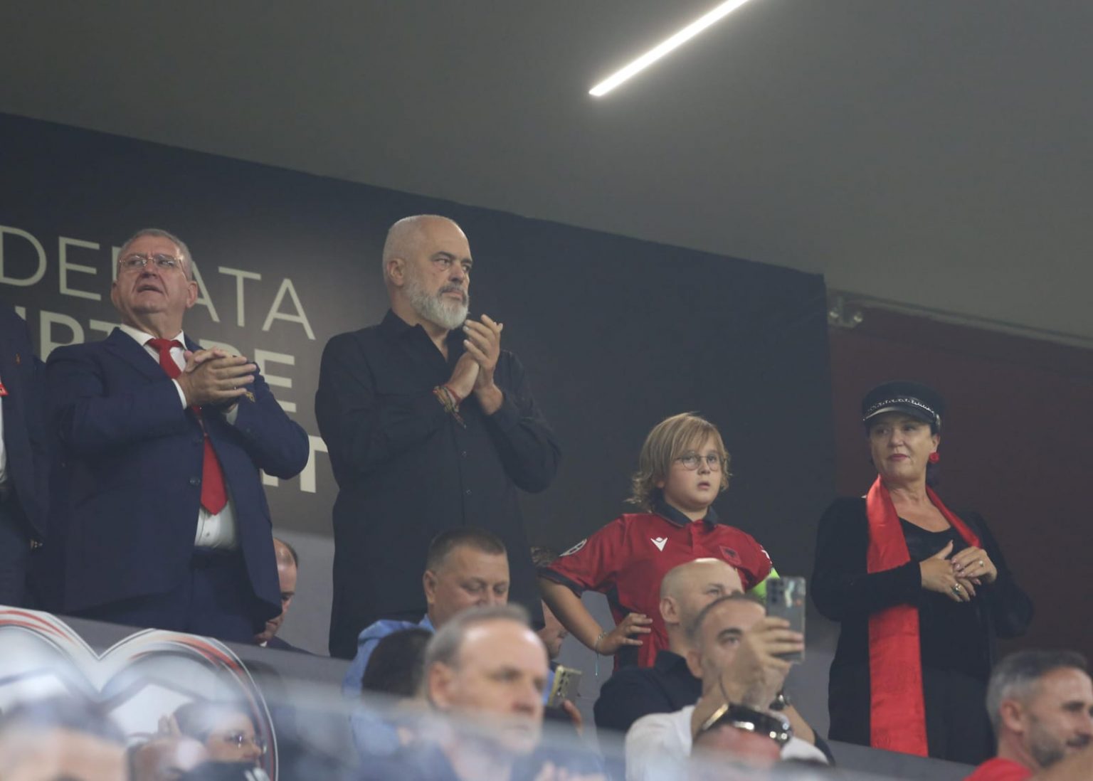 FOTO/ Edi Rama e ndoqi ndeshjen Shqipëri-Poloni në stadiumin ‘Air