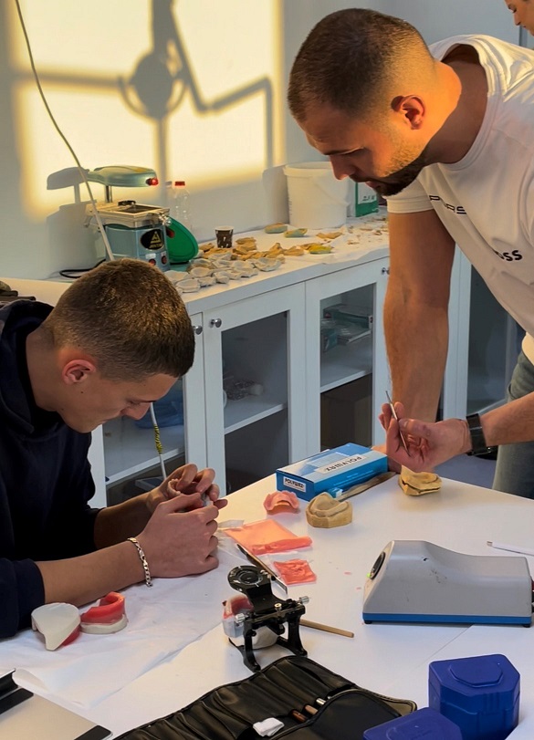 Studentet e drejtimit Teknik Dentar marrin pjesë në puntori praktike