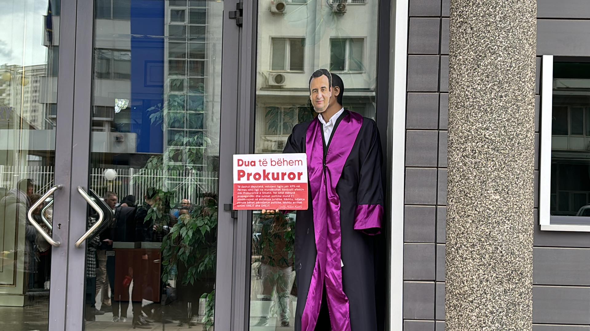 “Dua të bëhem prokuror”, PSD vendos figurën e Kurtit para Kuvendit të