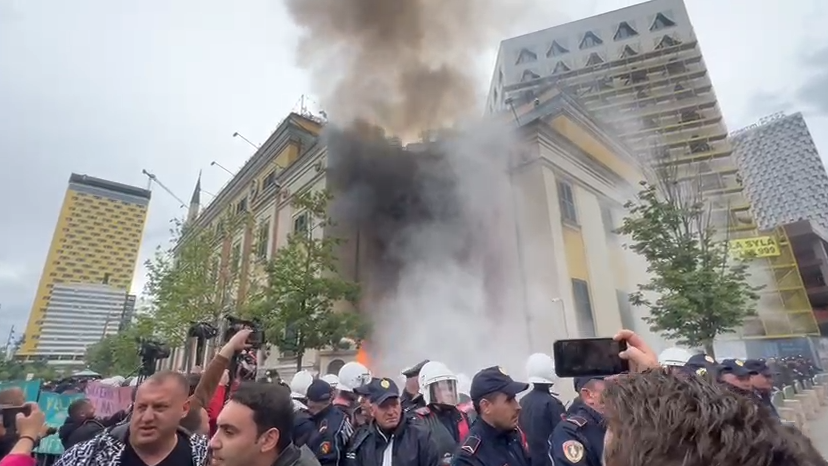 Protestuesit hedhin molotov  përfshihet nga flakët Bashkia e Tiranës