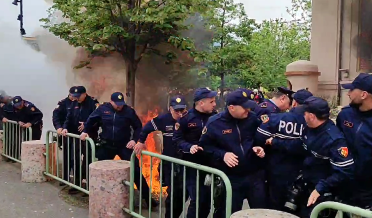 Protesta e dhunshme para Bashkisë në Tiranë  hidhet molotov