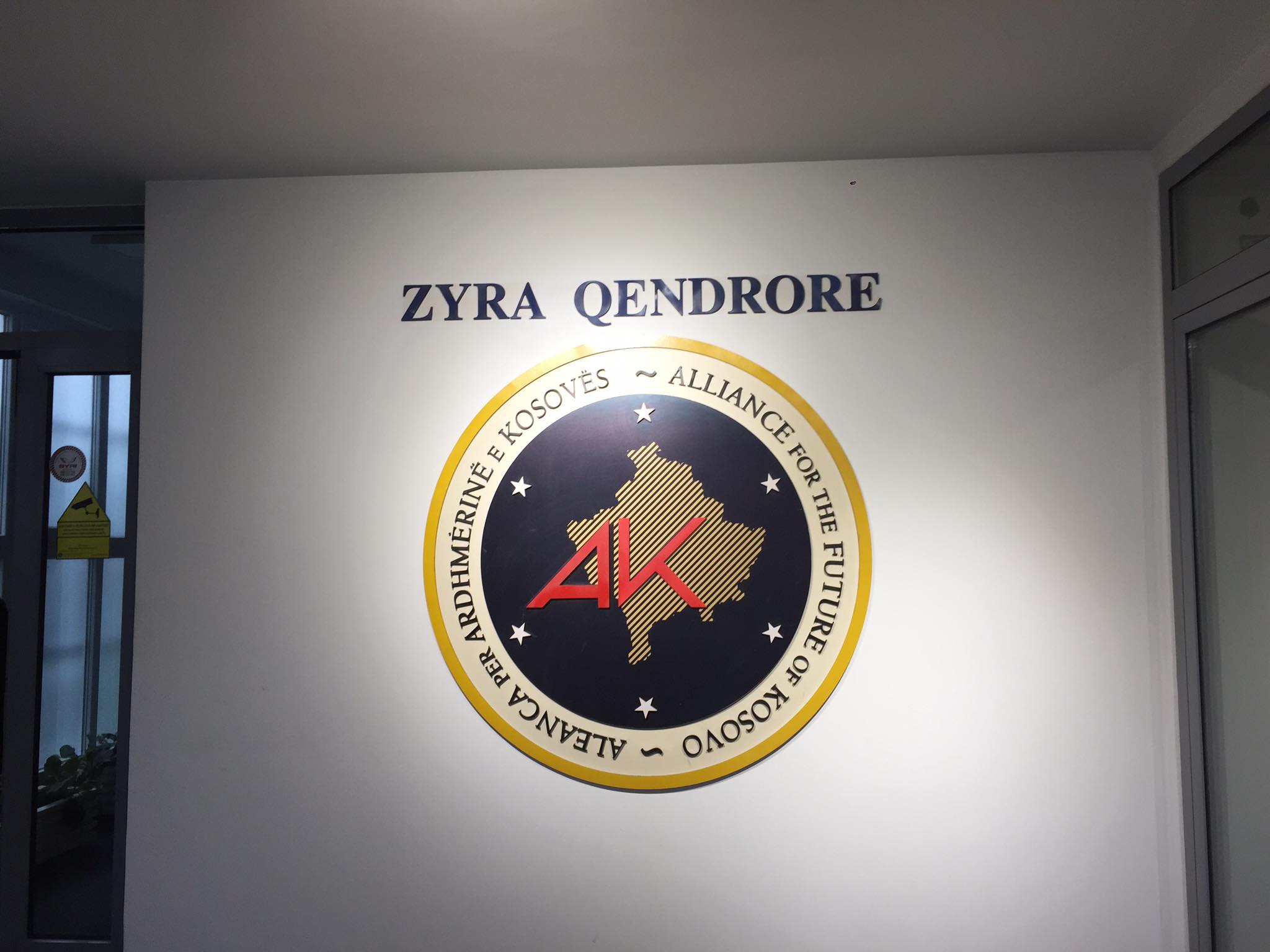 AAK ja largon në Prishtinë asamblisten për  marrëveshje të fshehta 