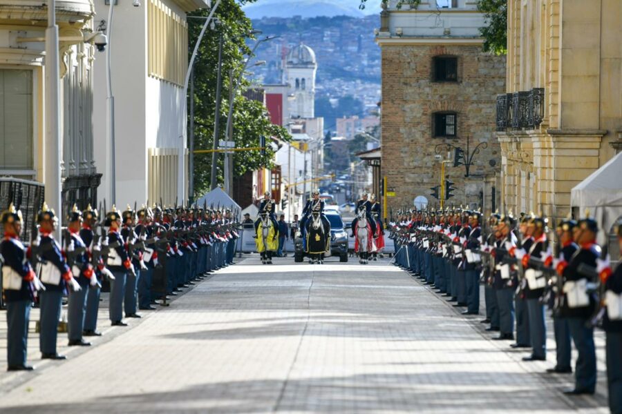 Osmani pritet me nderime të larta ushtarake nga presidenti i Kolumbisë ...