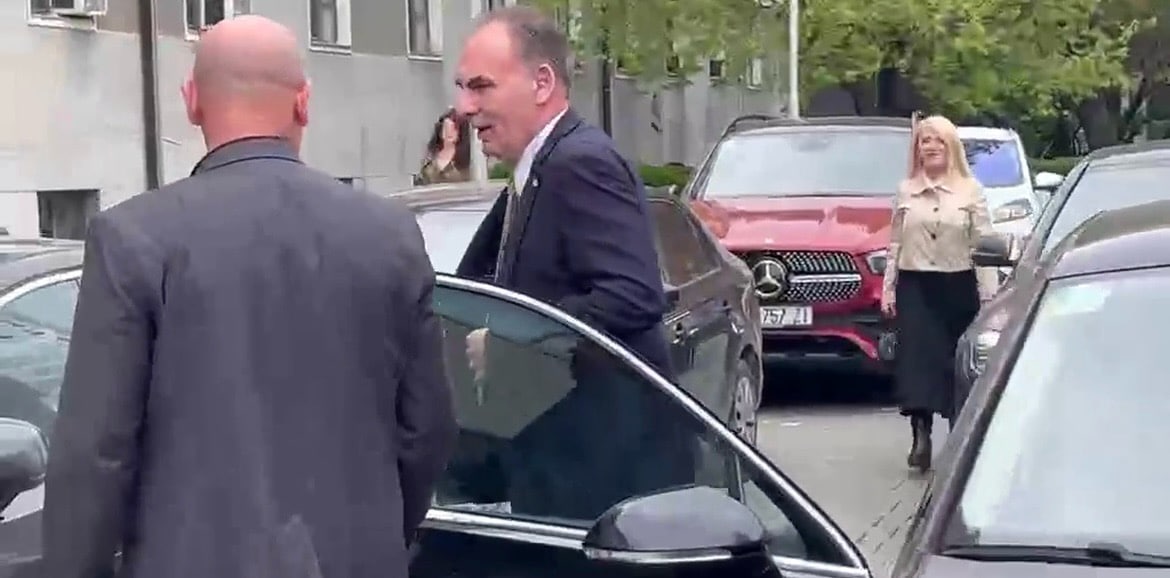 Limaj mbërrin në Kuvend  s deklarohet nëse ka arritur marrëveshje me Kurtin