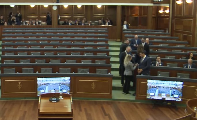 Duda Balje në sallën e Kuvendit  përshëndetet e flet me deputetët e PDK së