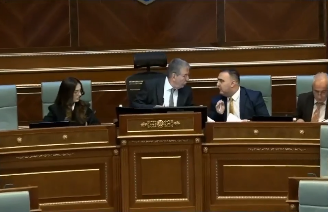 Avni Dehari i LVV së dhe Sala Jashari e PDK së bëhen gati për nisjen e seancës konstituive