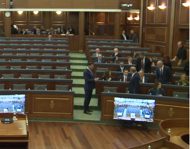 Deputetët e PDK së futen të parët në sallën e Kuvendit
