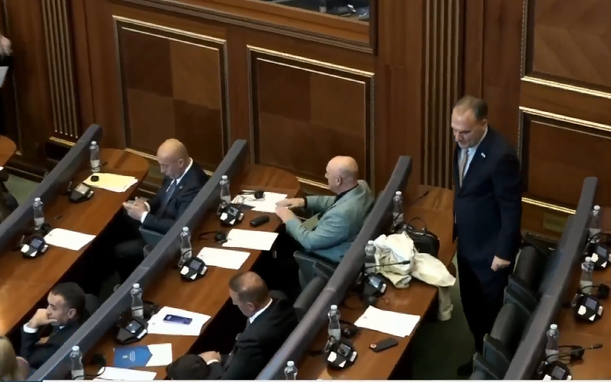 Fatmir Limaj i fundit futet i buzëqeshur në sallën e Kuvendit  kalon kah Ramush Haradinaj