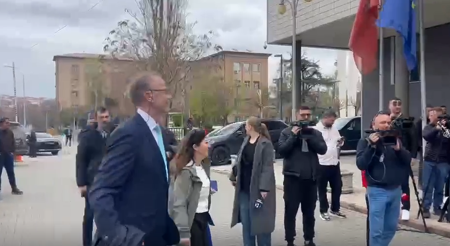 Shefi i Zyrës së BE së arrin në Kuvendin e Kosovës për seancën konstituive