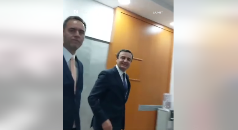 Kurti teksa shkon në sallën e Kuvendit pyetet a i ka bërë numrat  përgjigjet  Mirëdita